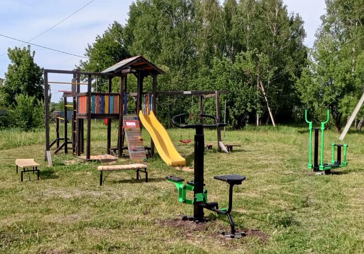 В деревне Озерки благоустроили территорию. В деревне Озерки благоустроили территорию.